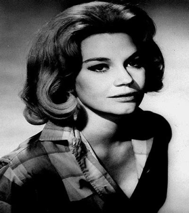Elizabeth MacRae Height