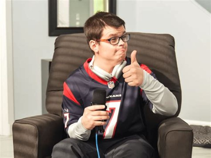 Nikof Age: How Old Is The Twitch Streamer? Real Name And Face Reveal