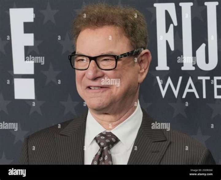 Robert Wuhl Height