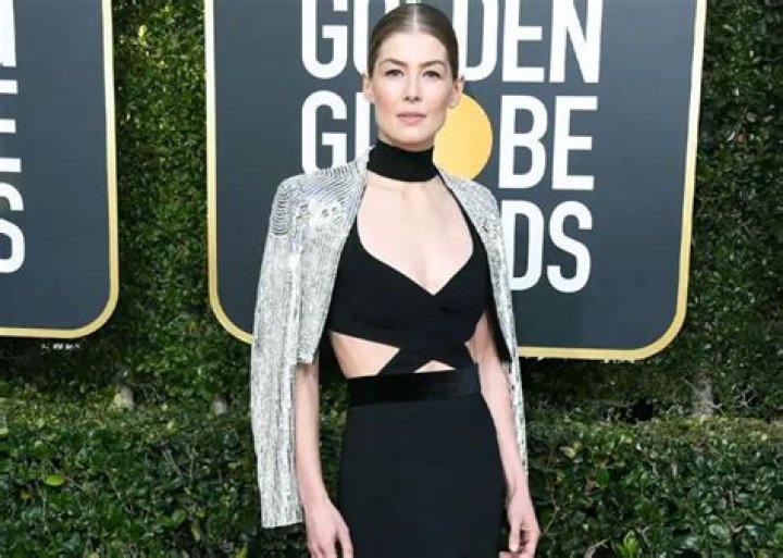 Rosamund Pike on Perfecting Her Smoking and Vaping Tricks