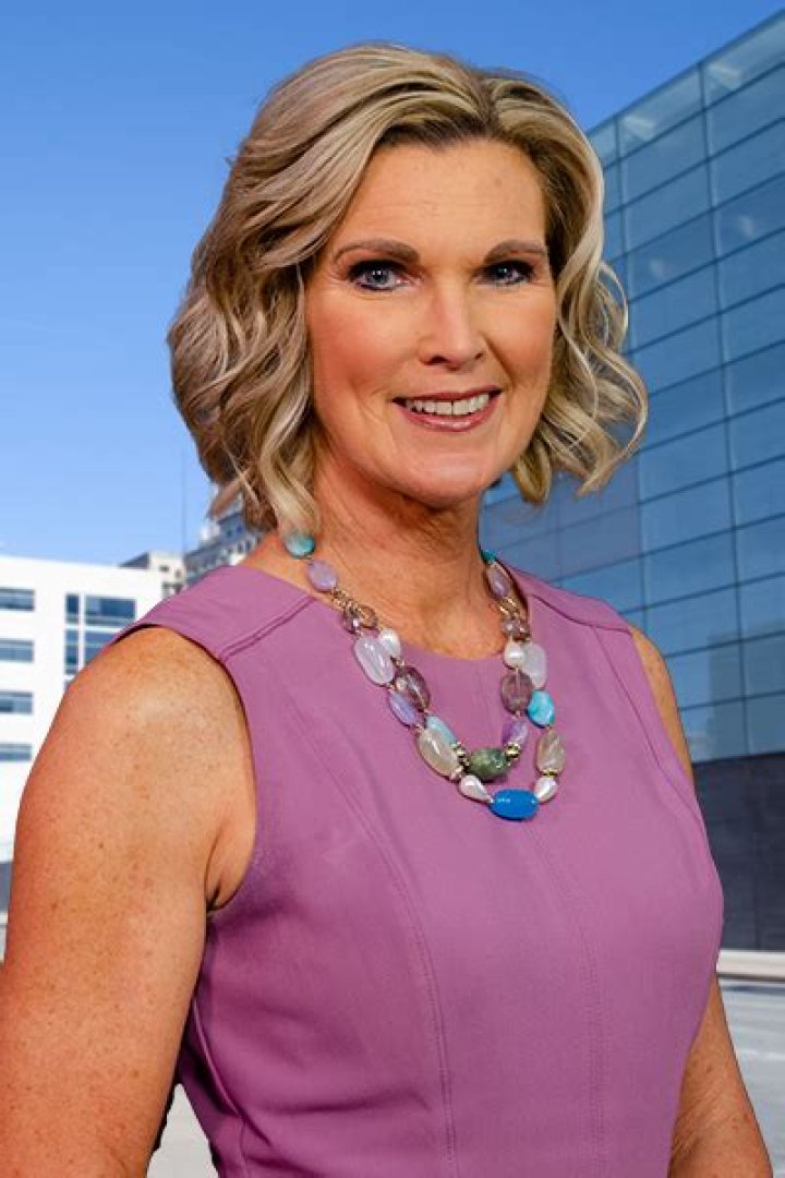 Sharon DeRycke KWQC, Bio, Wiki, Age, Husband, Salary, and Net Worth