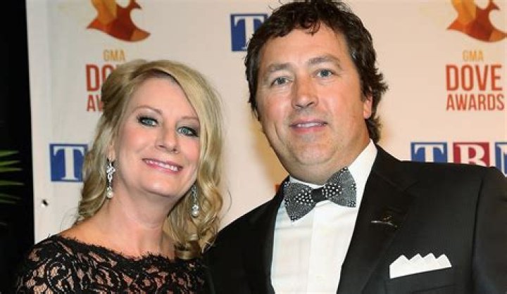 Wiki-Bio, age, net worth, wife Lisa Robertson, kids.